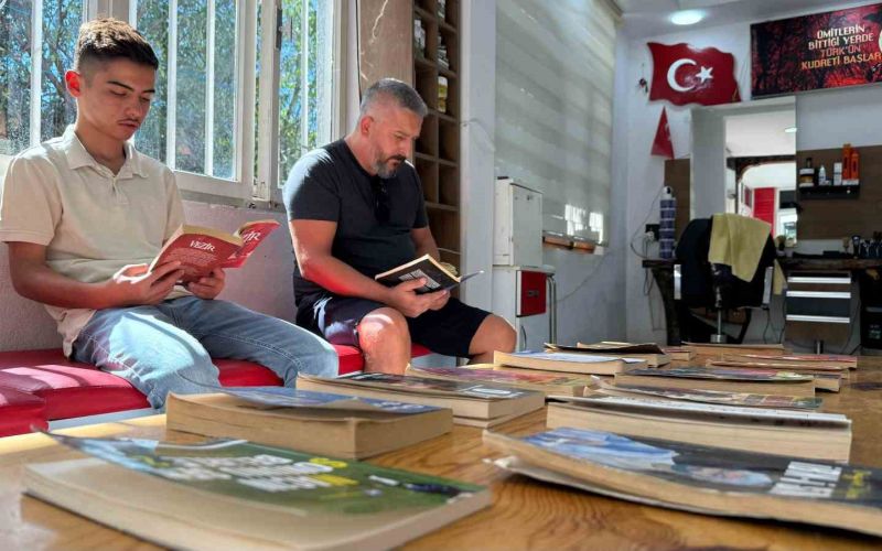 Berber dükkanını kütüphaneye çevirdi: Müşteriler sıra beklerken kitap okuyor
