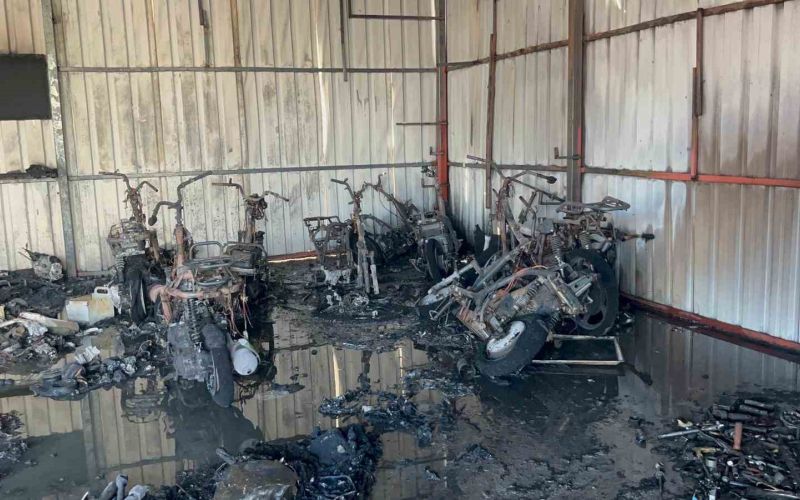 Antalya’da motosiklet servisinde çıkan yangında 10’un üzerinde motosiklet küle döndü
