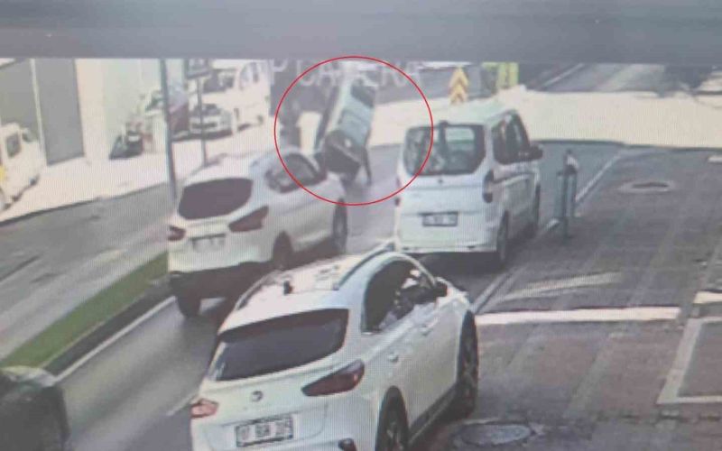 Virajı alamayan elektrikli bisiklet devrildi: 2 yaralı
