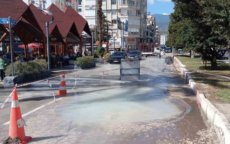 Kumluca’da içme suyu borusu 1 ayda 5 kez patladı
