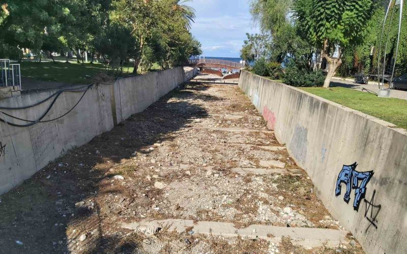 Kemer Belediyesi’nden kış öncesi dere temizliği

