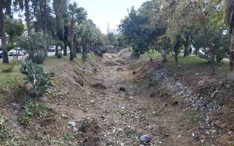 Kemer Belediyesi’nden kış öncesi dere temizliği