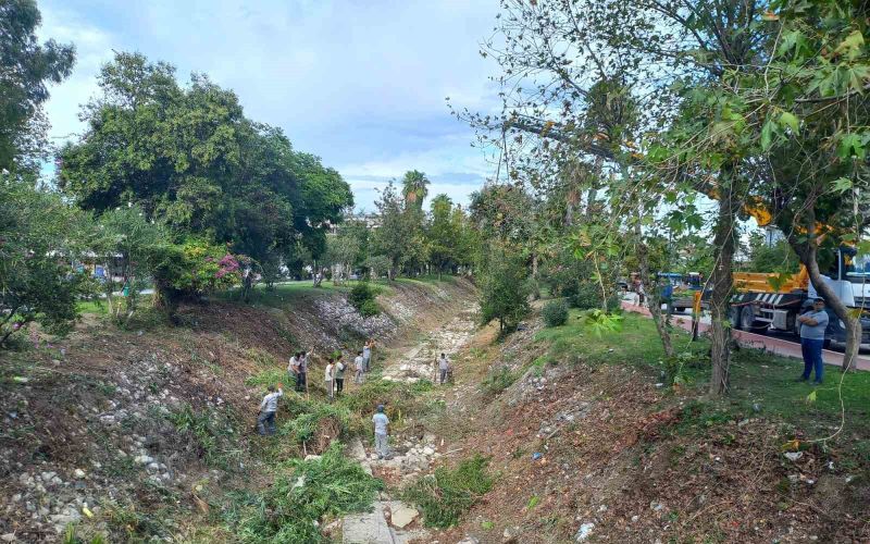Kemer Belediyesi’nden kış öncesi dere temizliği