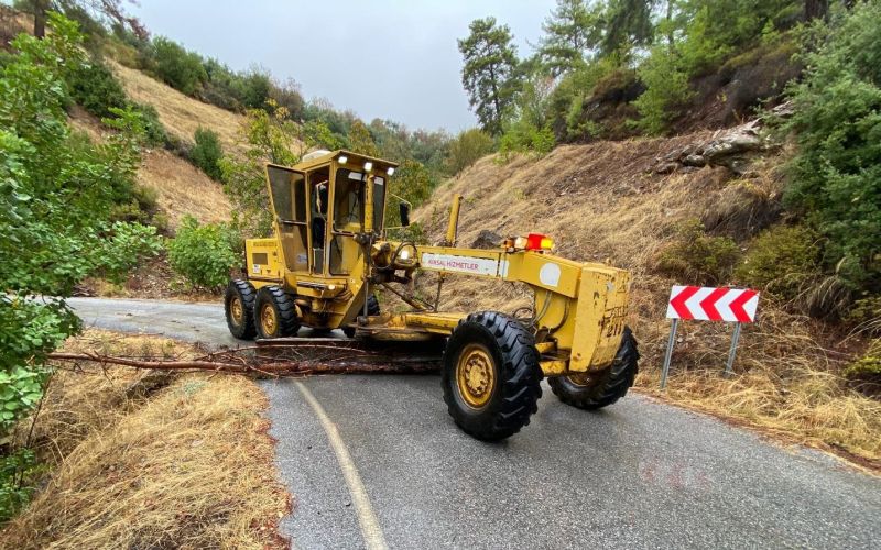 Antalya Büyükşehir Belediyesi ekiplerinden yağmur mesaisi
