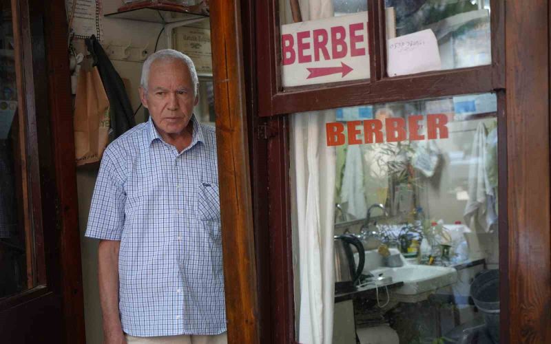 Tek koltuklu dükkanda yarım asırlık zanaat
