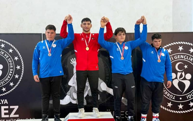 Manavgatlı güreşçilerden çifte şampiyonluk