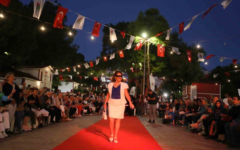 Antalya’da 60 yaş üstü öğrenciler podyumda mankenlere taş çıkardı

