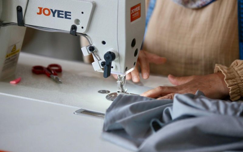 Kepez’de belediye personelinin üniformaları kadın eliyle üretilip tasarruf sağlanıyor
