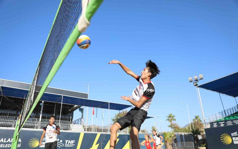 Moğolistan U16 plaj voleybolu milli takımı Alanya’da kampa girdi