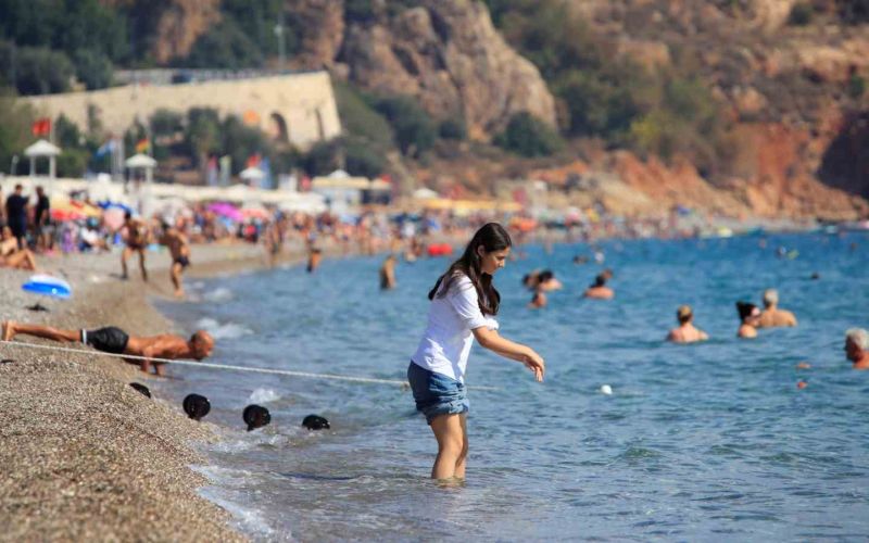 Türkiye kışı yaşarken, Antalya’da yazdan kalma günler devam ediyor
