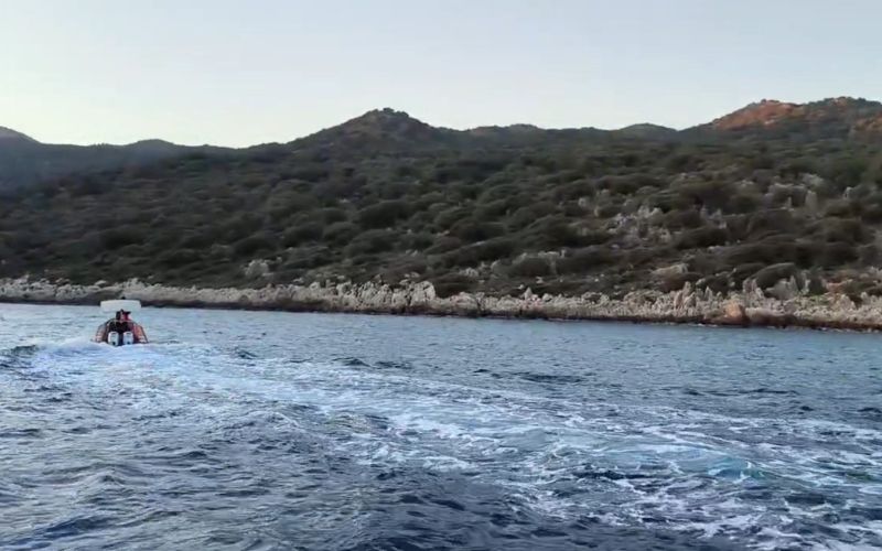 Antalya’da kayalıklarda mahsur kalan Alman turisti Sahil Güvenlik ekipleri kurtardı