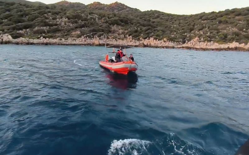 Antalya’da kayalıklarda mahsur kalan Alman turisti Sahil Güvenlik ekipleri kurtardı