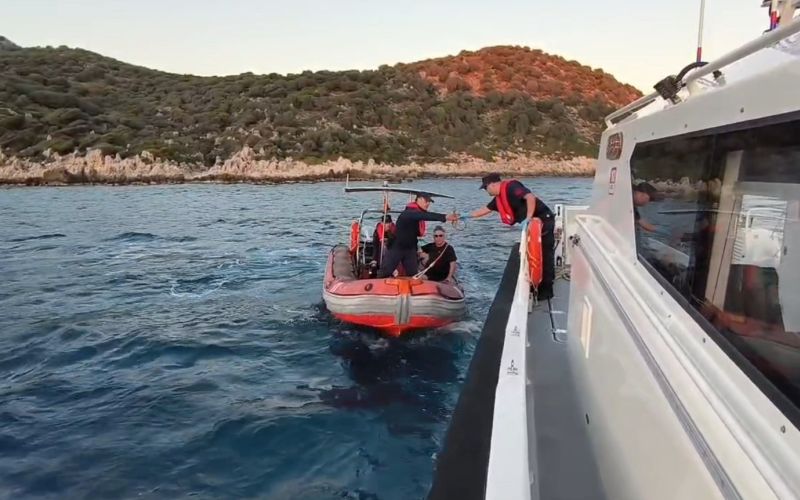 Antalya’da kayalıklarda mahsur kalan Alman turisti Sahil Güvenlik ekipleri kurtardı