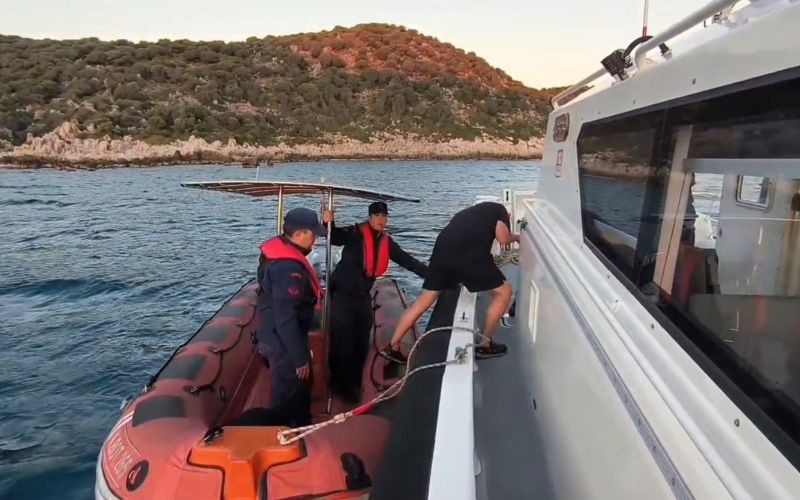 Antalya’da kayalıklarda mahsur kalan Alman turisti Sahil Güvenlik ekipleri kurtardı