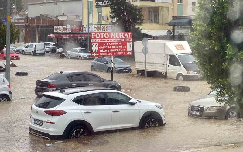 Antalya’da sağanak yolları göle döndürdü, araçlar mahsur kaldı
