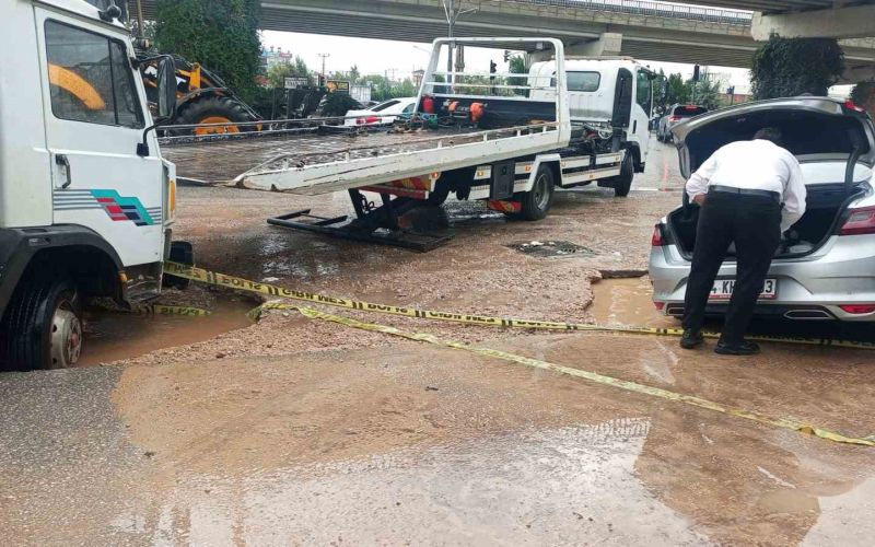Alt yapı çalışması yapılan alan yağış dolayısıyla çöktü, araçlar mahsur kaldı
