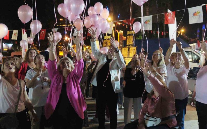 Kemer’de kadınlar gökyüzüne pembe balonlar bıraktı
