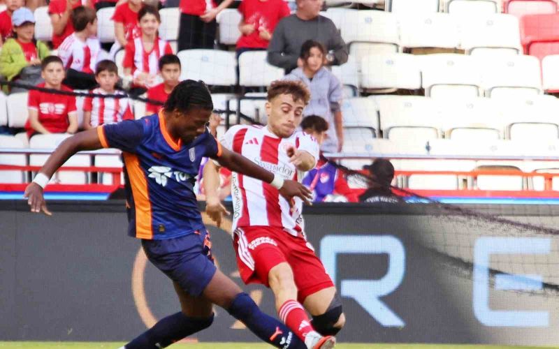 Trendyol Süper Lig: Antalyaspor: 0 - RAMS Başakşehir: 2 (İlk yarı)