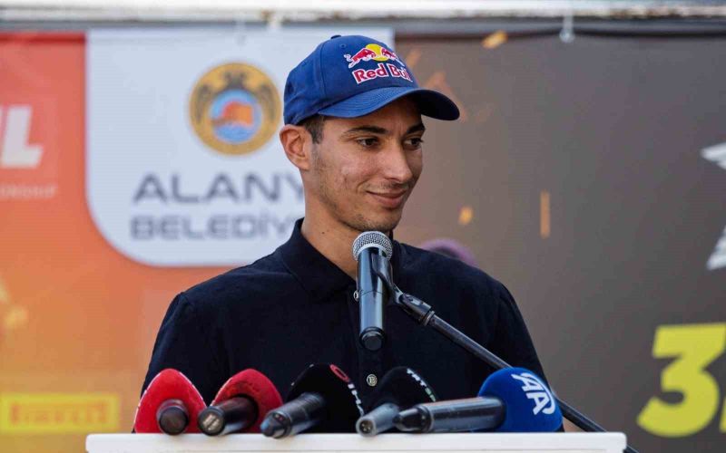 3’üncü kez Dünya Şampiyonu olan Toprak Razgatlıoğlu, memleketi Alanya’da coşkuyla karşılandı