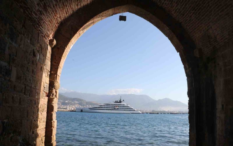 91 turist 74 mürettebatlı lüks gemi Alanya’ya ulaştı
