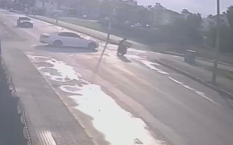 Otomobille çarpışan motokuryenin ağır yaralandığı kaza güvenlik kamerasına yansıdı
