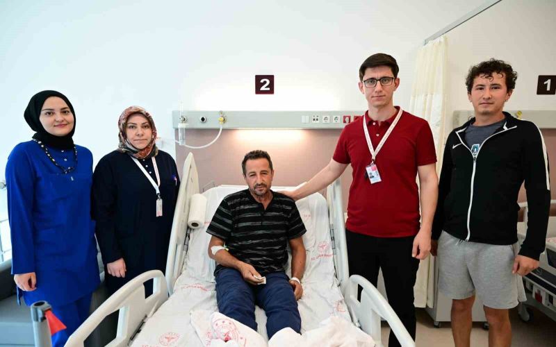 Çekiç kullanırken gözüne metal parça saplandı
