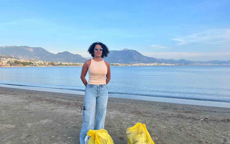 Alanya’da 17 yıllık Türkçe öğretmeni, sahile inerek poşet poşet çöp toplayıp sosyal medyada paylaşıyor
