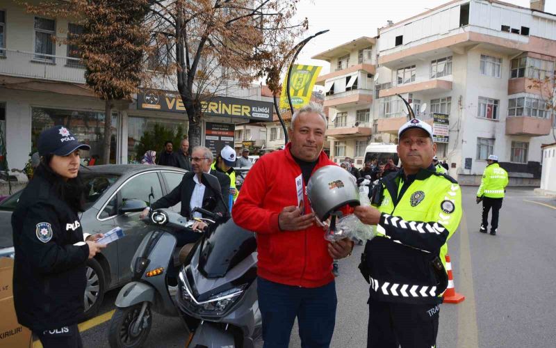 Korkuteli ilçesinde motosiklet sürücülerine kask dağıtıldı
