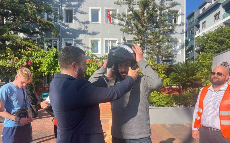 Alanya’da motosiklet sürücülerine ücretsiz kask dağıtıldı
