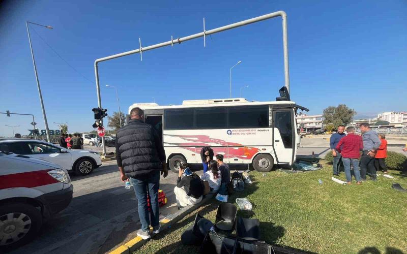 Antalya’da yolcu midibüsü ile otomobil çarpıştı: 4 yaralı
