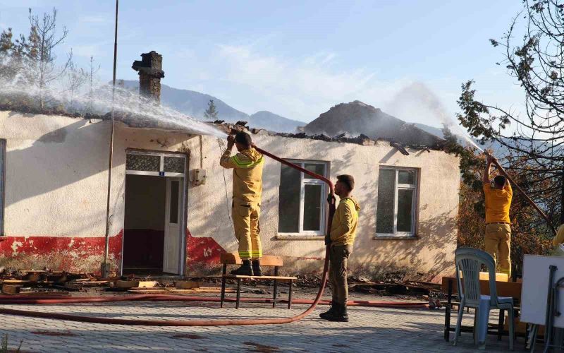 Antalya’da ormanlık alanda çıkan yangında eski okulun çatısı yandı
