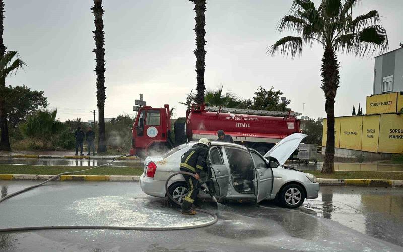 Seyir halindeki otomobil yandı: Sürücü kendisini araçtan dışarı attı
