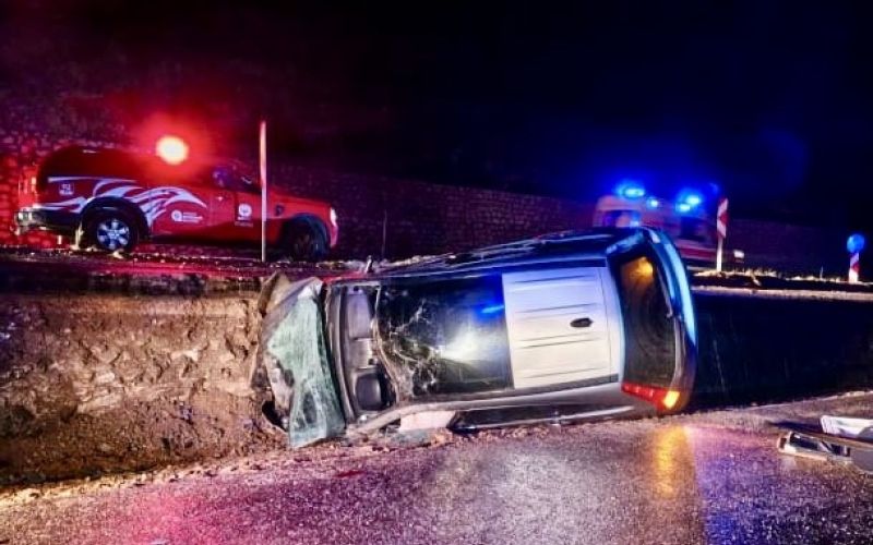 Antalya’da kontrolden çıkan otomobil yan yattı: 3 yaralı
