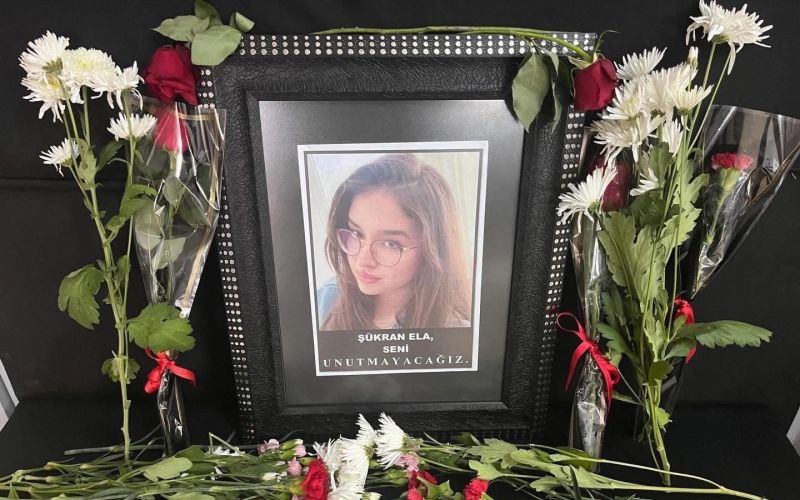 Kazada hayatını kaybeden Şükran’ın sınıfındaki sırasına arkadaşları çiçekler bıraktı
