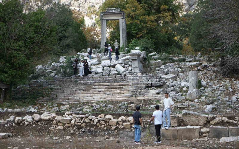 Termessos’ta ilk kazıda dans eden kadınlar mezarı, Antiochis’in anıt mezarı ve figürlü lahit parçaları ortaya çıkarıldı
