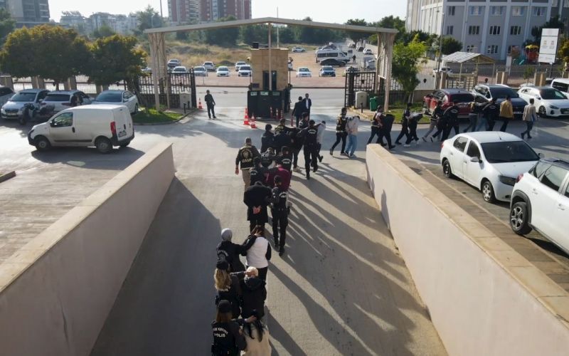 Sosyal medyadan sahte kadın profiliyle kandırdıkları erkeklere eğlence mekanında 10 kat hesap ödetmişler
