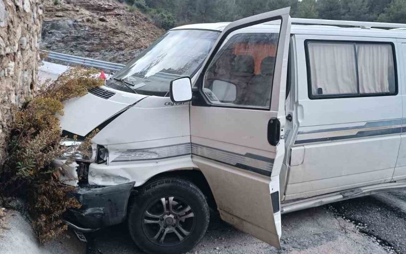 Antalya’da istinat duvarına çarpan aracın sürücüsü yaralandı
