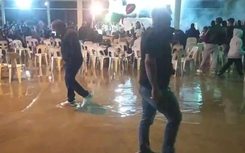 Düğünü su basınca, paçalarını sıvayıp oynamaya devam ettiler
