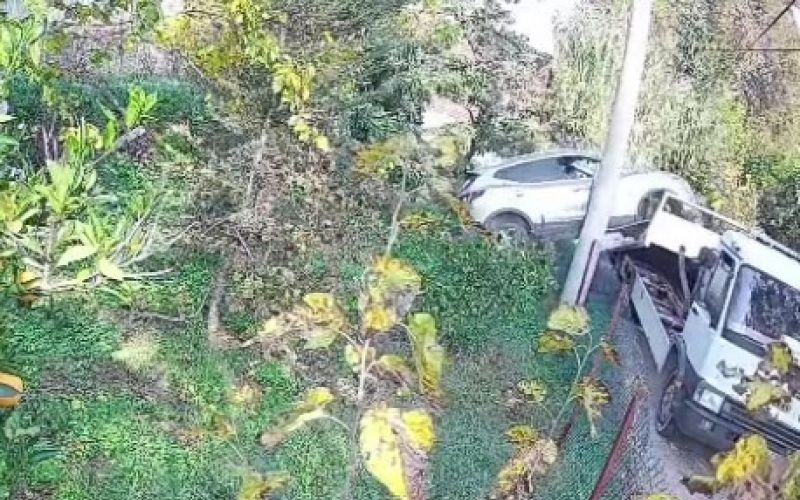 Çekiciye yüklenirken geri viteste unutulan araç rampadan uçtu: 2 yaralı
