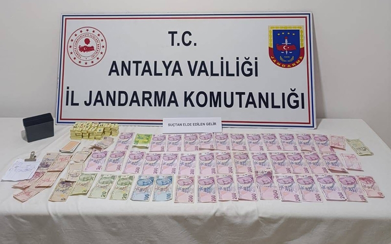 Antalya’da mahalle muhtarı kumar oynatırken yakalandı
