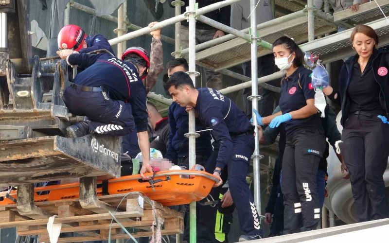 Antalya’da inşaat iskelesinden düşen işçi ağır yaralandı
