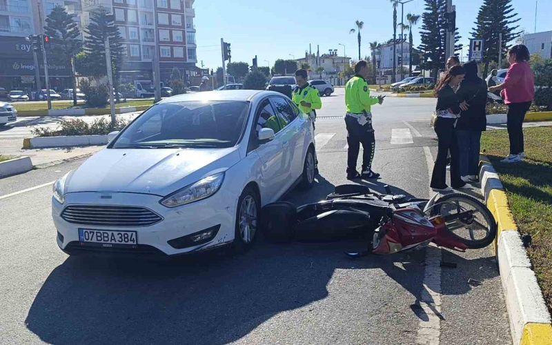 Yaya geçidinde otomobil ile motosiklet çarpıştı: 1 yaralı
