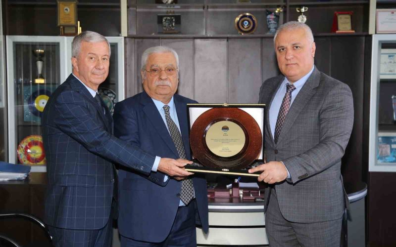 Alanya’nın vergi rekortmenlerine plaket
