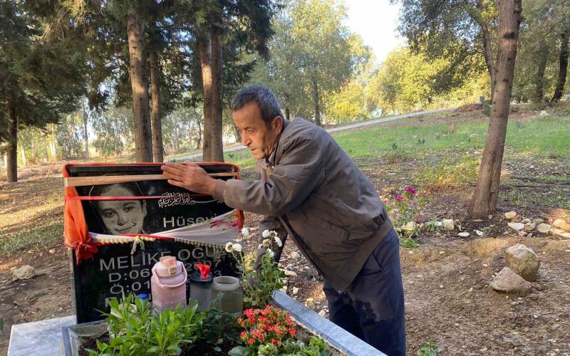 Motosikletle okula götürdüğü kızını kazada kaybetti, mezarına diktiği çiçeklere hırsızlar musallat oldu
