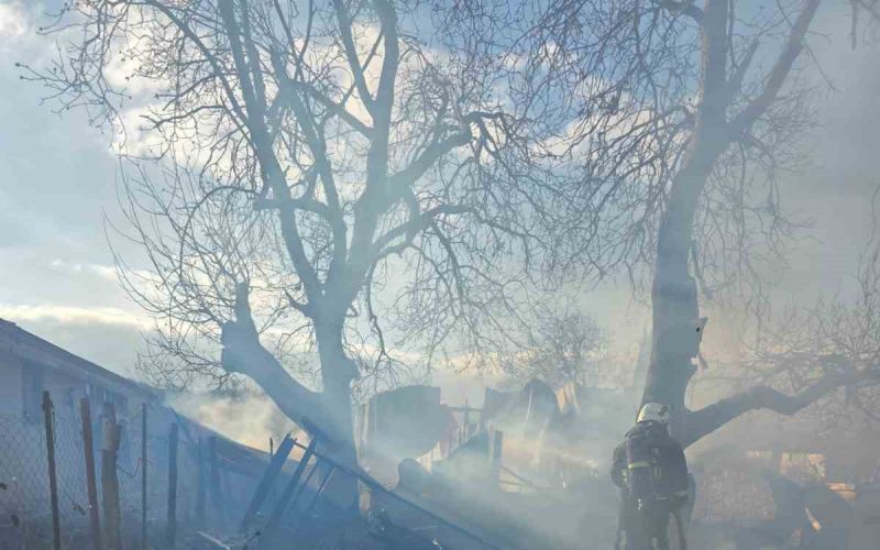 Korkuteli’nde yanan ev kullanılamaz hale geldi
