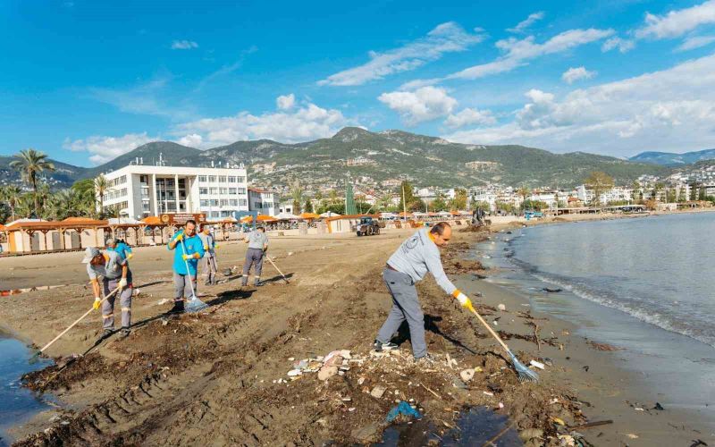 Alanya’da yağışın izleri silinmeye çalışılıyor
