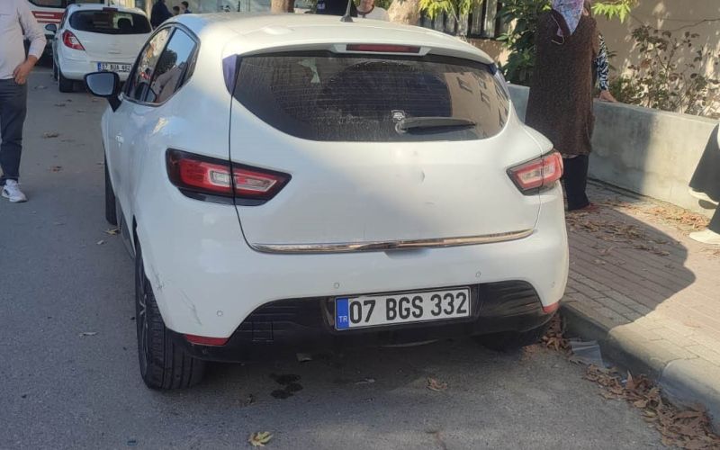 Antalya’da park halindeki otomobile çarpan motosikletli yaralandı
