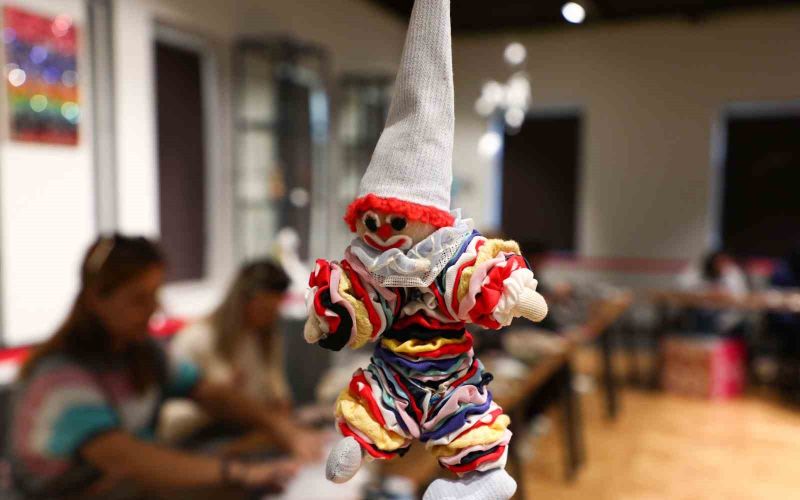 Atık kumaşlar kadınların emeğiyle yılbaşı maskotlarına dönüştü
