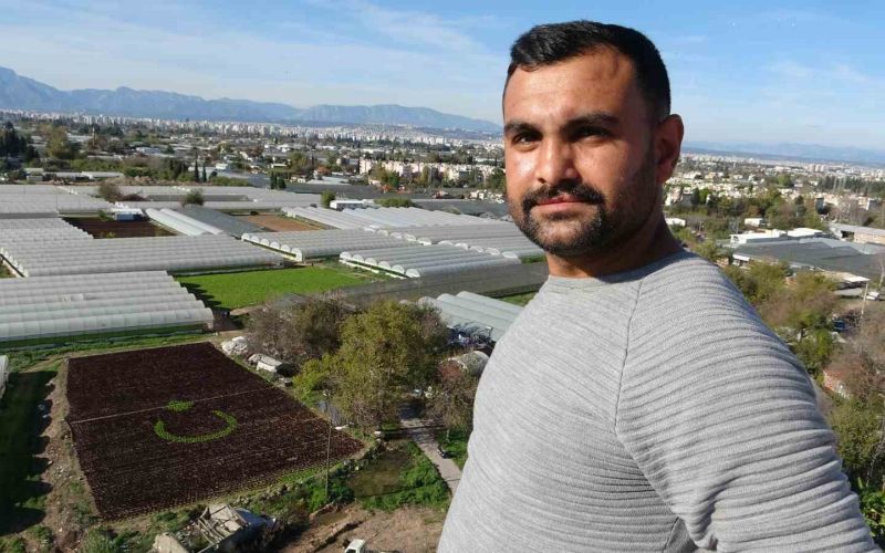Antalya’da çiftçiler 1,5 dönümlük tarlaya 13 bin marulla Türk bayrağı deseni oluşturdu
