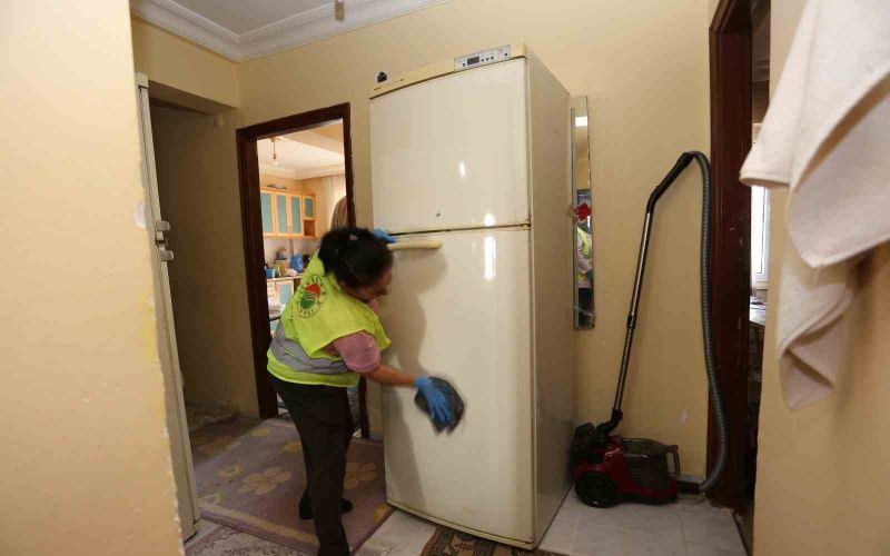 Yalnız yaşayan yaşlı kadına şefkat eli
